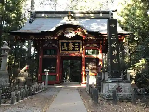 三峯神社の山門