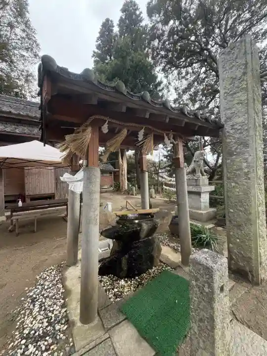 六所神社の{uncategorized: "未分類", other: "その他", undefined: "問題あり", building: "その他建物", grave: "お墓", sacred_gate: "鳥居", guardian: "狛犬", statue: "像", buddha: "仏像", history: "歴史", nature: "自然", garden: "庭園", animal: "動物", pagoda: "塔", temizu: "手水舎", mountain_gate: "山門・神門", sanctuary: "本殿・本堂", subordinate: "末社・摂社", art: "芸術", scenery: "景色", jizo: "地蔵", ema: "絵馬", goshuin: "御朱印", omikuji: "おみくじ", items: "授与品その他", amulet: "お守り", goshuincho: "御朱印帳", eats: "食事", festival: "お祭り", votive_dance: "神楽", shichigosan: "七五三参", wedding: "結婚式", experience: "体験その他", initially: "初詣", around: "周辺", anti_infection: "感染症対策"}