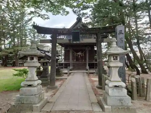 三居稲荷神社の鳥居