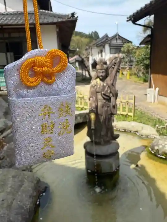 羅漢寺の{uncategorized: "未分類", other: "その他", undefined: "問題あり", building: "その他建物", grave: "お墓", sacred_gate: "鳥居", guardian: "狛犬", statue: "像", buddha: "仏像", history: "歴史", nature: "自然", garden: "庭園", animal: "動物", pagoda: "塔", temizu: "手水舎", mountain_gate: "山門・神門", sanctuary: "本殿・本堂", subordinate: "末社・摂社", art: "芸術", scenery: "景色", jizo: "地蔵", ema: "絵馬", goshuin: "御朱印", omikuji: "おみくじ", items: "授与品その他", amulet: "お守り", goshuincho: "御朱印帳", eats: "食事", festival: "お祭り", votive_dance: "神楽", shichigosan: "七五三参", wedding: "結婚式", experience: "体験その他", initially: "初詣", around: "周辺", anti_infection: "感染症対策"}