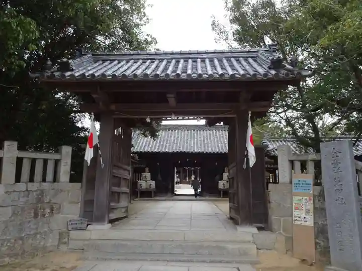 白鳥神社の山門・神門