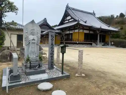榮福寺の{uncategorized: "未分類", other: "その他", undefined: "問題あり", building: "その他建物", grave: "お墓", sacred_gate: "鳥居", guardian: "狛犬", statue: "像", buddha: "仏像", history: "歴史", nature: "自然", garden: "庭園", animal: "動物", pagoda: "塔", temizu: "手水舎", mountain_gate: "山門・神門", sanctuary: "本殿・本堂", subordinate: "末社・摂社", art: "芸術", scenery: "景色", jizo: "地蔵", ema: "絵馬", goshuin: "御朱印", omikuji: "おみくじ", items: "授与品その他", amulet: "お守り", goshuincho: "御朱印帳", eats: "食事", festival: "お祭り", votive_dance: "神楽", shichigosan: "七五三参", wedding: "結婚式", experience: "体験その他", initially: "初詣", around: "周辺", anti_infection: "感染症対策"}