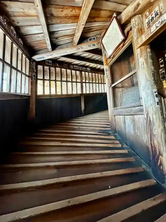 円通三匝堂(さざえ堂)の{uncategorized: "未分類", other: "その他", undefined: "問題あり", building: "その他建物", grave: "お墓", sacred_gate: "鳥居", guardian: "狛犬", statue: "像", buddha: "仏像", history: "歴史", nature: "自然", garden: "庭園", animal: "動物", pagoda: "塔", temizu: "手水舎", mountain_gate: "山門・神門", sanctuary: "本殿・本堂", subordinate: "末社・摂社", art: "芸術", scenery: "景色", jizo: "地蔵", ema: "絵馬", goshuin: "御朱印", omikuji: "おみくじ", items: "授与品その他", amulet: "お守り", goshuincho: "御朱印帳", eats: "食事", festival: "お祭り", votive_dance: "神楽", shichigosan: "七五三参", wedding: "結婚式", experience: "体験その他", initially: "初詣", around: "周辺", anti_infection: "感染症対策"}