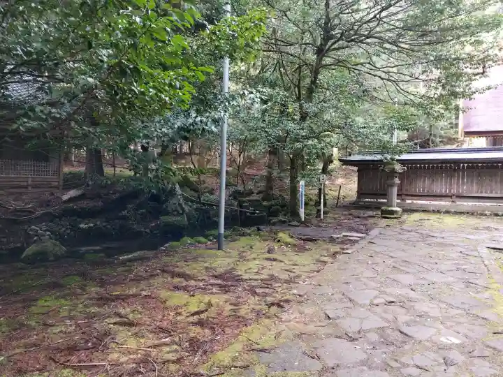 若狭彦神社(上社)の{uncategorized: "未分類", other: "その他", undefined: "問題あり", building: "その他建物", grave: "お墓", sacred_gate: "鳥居", guardian: "狛犬", statue: "像", buddha: "仏像", history: "歴史", nature: "自然", garden: "庭園", animal: "動物", pagoda: "塔", temizu: "手水舎", mountain_gate: "山門・神門", sanctuary: "本殿・本堂", subordinate: "末社・摂社", art: "芸術", scenery: "景色", jizo: "地蔵", ema: "絵馬", goshuin: "御朱印", omikuji: "おみくじ", items: "授与品その他", amulet: "お守り", goshuincho: "御朱印帳", eats: "食事", festival: "お祭り", votive_dance: "神楽", shichigosan: "七五三参", wedding: "結婚式", experience: "体験その他", initially: "初詣", around: "周辺", anti_infection: "感染症対策"}