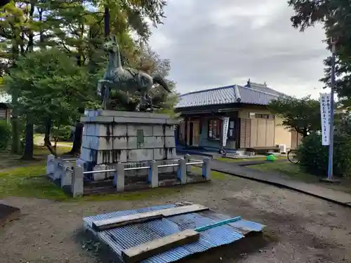 大神神社（花池）の像