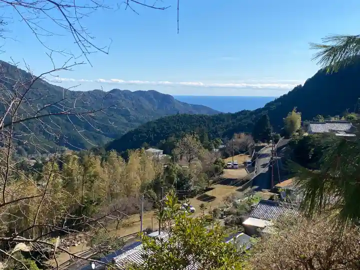熊野那智大社の{uncategorized: "未分類", other: "その他", undefined: "問題あり", building: "その他建物", grave: "お墓", sacred_gate: "鳥居", guardian: "狛犬", statue: "像", buddha: "仏像", history: "歴史", nature: "自然", garden: "庭園", animal: "動物", pagoda: "塔", temizu: "手水舎", mountain_gate: "山門・神門", sanctuary: "本殿・本堂", subordinate: "末社・摂社", art: "芸術", scenery: "景色", jizo: "地蔵", ema: "絵馬", goshuin: "御朱印", omikuji: "おみくじ", items: "授与品その他", amulet: "お守り", goshuincho: "御朱印帳", eats: "食事", festival: "お祭り", votive_dance: "神楽", shichigosan: "七五三参", wedding: "結婚式", experience: "体験その他", initially: "初詣", around: "周辺", anti_infection: "感染症対策"}