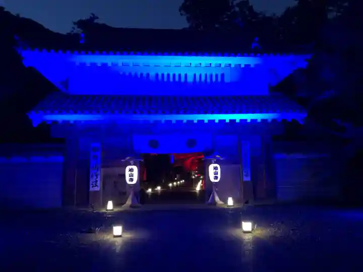 目の霊山 油山寺の山門・神門