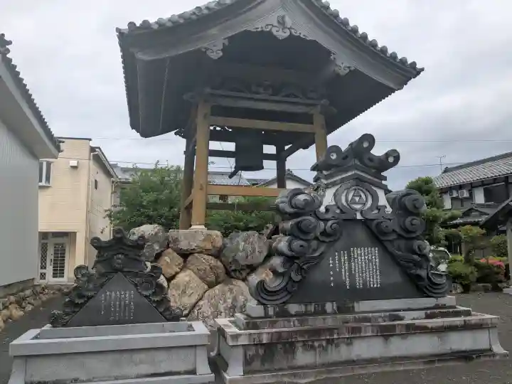 龍本寺の{uncategorized: "未分類", other: "その他", undefined: "問題あり", building: "その他建物", grave: "お墓", sacred_gate: "鳥居", guardian: "狛犬", statue: "像", buddha: "仏像", history: "歴史", nature: "自然", garden: "庭園", animal: "動物", pagoda: "塔", temizu: "手水舎", mountain_gate: "山門・神門", sanctuary: "本殿・本堂", subordinate: "末社・摂社", art: "芸術", scenery: "景色", jizo: "地蔵", ema: "絵馬", goshuin: "御朱印", omikuji: "おみくじ", items: "授与品その他", amulet: "お守り", goshuincho: "御朱印帳", eats: "食事", festival: "お祭り", votive_dance: "神楽", shichigosan: "七五三参", wedding: "結婚式", experience: "体験その他", initially: "初詣", around: "周辺", anti_infection: "感染症対策"}