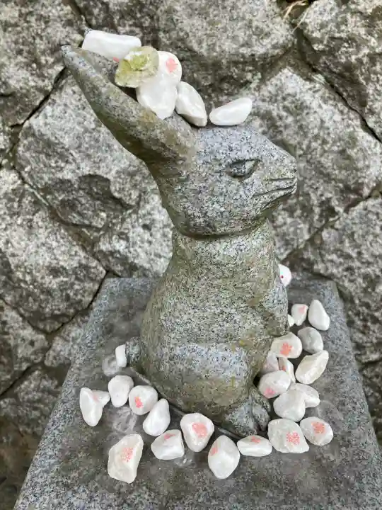 白兎神社の{uncategorized: "未分類", other: "その他", undefined: "問題あり", building: "その他建物", grave: "お墓", sacred_gate: "鳥居", guardian: "狛犬", statue: "像", buddha: "仏像", history: "歴史", nature: "自然", garden: "庭園", animal: "動物", pagoda: "塔", temizu: "手水舎", mountain_gate: "山門・神門", sanctuary: "本殿・本堂", subordinate: "末社・摂社", art: "芸術", scenery: "景色", jizo: "地蔵", ema: "絵馬", goshuin: "御朱印", omikuji: "おみくじ", items: "授与品その他", amulet: "お守り", goshuincho: "御朱印帳", eats: "食事", festival: "お祭り", votive_dance: "神楽", shichigosan: "七五三参", wedding: "結婚式", experience: "体験その他", initially: "初詣", around: "周辺", anti_infection: "感染症対策"}