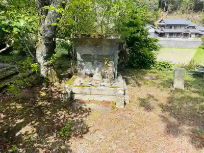 伊勢廻寺の{uncategorized: "未分類", other: "その他", undefined: "問題あり", building: "その他建物", grave: "お墓", sacred_gate: "鳥居", guardian: "狛犬", statue: "像", buddha: "仏像", history: "歴史", nature: "自然", garden: "庭園", animal: "動物", pagoda: "塔", temizu: "手水舎", mountain_gate: "山門・神門", sanctuary: "本殿・本堂", subordinate: "末社・摂社", art: "芸術", scenery: "景色", jizo: "地蔵", ema: "絵馬", goshuin: "御朱印", omikuji: "おみくじ", items: "授与品その他", amulet: "お守り", goshuincho: "御朱印帳", eats: "食事", festival: "お祭り", votive_dance: "神楽", shichigosan: "七五三参", wedding: "結婚式", experience: "体験その他", initially: "初詣", around: "周辺", anti_infection: "感染症対策"}