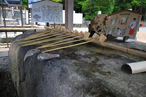 石見国一宮　物部神社の手水舎