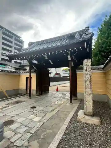 伏見別院(真宗大谷派)の{uncategorized: "未分類", other: "その他", undefined: "問題あり", building: "その他建物", grave: "お墓", sacred_gate: "鳥居", guardian: "狛犬", statue: "像", buddha: "仏像", history: "歴史", nature: "自然", garden: "庭園", animal: "動物", pagoda: "塔", temizu: "手水舎", mountain_gate: "山門・神門", sanctuary: "本殿・本堂", subordinate: "末社・摂社", art: "芸術", scenery: "景色", jizo: "地蔵", ema: "絵馬", goshuin: "御朱印", omikuji: "おみくじ", items: "授与品その他", amulet: "お守り", goshuincho: "御朱印帳", eats: "食事", festival: "お祭り", votive_dance: "神楽", shichigosan: "七五三参", wedding: "結婚式", experience: "体験その他", initially: "初詣", around: "周辺", anti_infection: "感染症対策"}