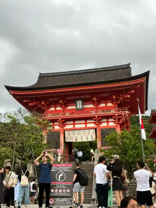 清水寺の{uncategorized: "未分類", other: "その他", undefined: "問題あり", building: "その他建物", grave: "お墓", sacred_gate: "鳥居", guardian: "狛犬", statue: "像", buddha: "仏像", history: "歴史", nature: "自然", garden: "庭園", animal: "動物", pagoda: "塔", temizu: "手水舎", mountain_gate: "山門・神門", sanctuary: "本殿・本堂", subordinate: "末社・摂社", art: "芸術", scenery: "景色", jizo: "地蔵", ema: "絵馬", goshuin: "御朱印", omikuji: "おみくじ", items: "授与品その他", amulet: "お守り", goshuincho: "御朱印帳", eats: "食事", festival: "お祭り", votive_dance: "神楽", shichigosan: "七五三参", wedding: "結婚式", experience: "体験その他", initially: "初詣", around: "周辺", anti_infection: "感染症対策"}
