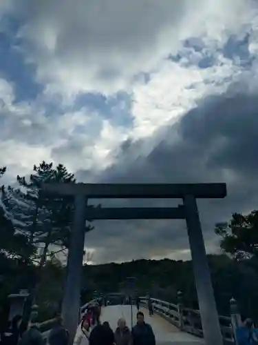 伊勢神宮内宮（皇大神宮）の{uncategorized: "未分類", other: "その他", undefined: "問題あり", building: "その他建物", grave: "お墓", sacred_gate: "鳥居", guardian: "狛犬", statue: "像", buddha: "仏像", history: "歴史", nature: "自然", garden: "庭園", animal: "動物", pagoda: "塔", temizu: "手水舎", mountain_gate: "山門・神門", sanctuary: "本殿・本堂", subordinate: "末社・摂社", art: "芸術", scenery: "景色", jizo: "地蔵", ema: "絵馬", goshuin: "御朱印", omikuji: "おみくじ", items: "授与品その他", amulet: "お守り", goshuincho: "御朱印帳", eats: "食事", festival: "お祭り", votive_dance: "神楽", shichigosan: "七五三参", wedding: "結婚式", experience: "体験その他", initially: "初詣", around: "周辺", anti_infection: "感染症対策"}