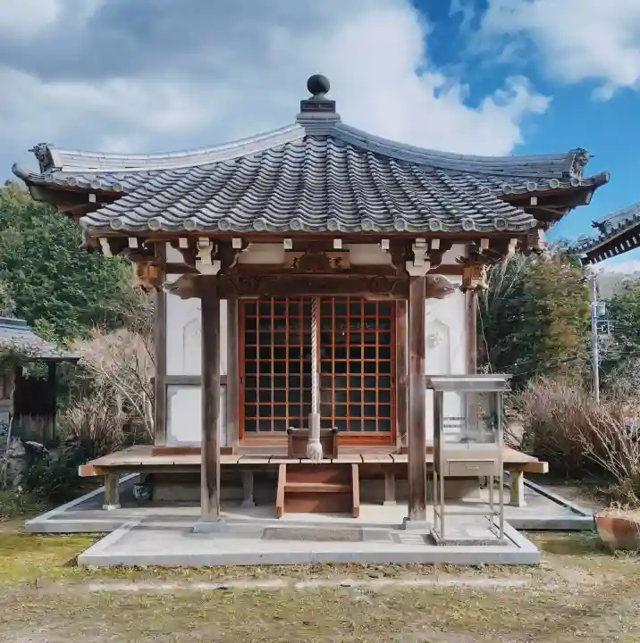 青蓮寺の{uncategorized: "未分類", other: "その他", undefined: "問題あり", building: "その他建物", grave: "お墓", sacred_gate: "鳥居", guardian: "狛犬", statue: "像", buddha: "仏像", history: "歴史", nature: "自然", garden: "庭園", animal: "動物", pagoda: "塔", temizu: "手水舎", mountain_gate: "山門・神門", sanctuary: "本殿・本堂", subordinate: "末社・摂社", art: "芸術", scenery: "景色", jizo: "地蔵", ema: "絵馬", goshuin: "御朱印", omikuji: "おみくじ", items: "授与品その他", amulet: "お守り", goshuincho: "御朱印帳", eats: "食事", festival: "お祭り", votive_dance: "神楽", shichigosan: "七五三参", wedding: "結婚式", experience: "体験その他", initially: "初詣", around: "周辺", anti_infection: "感染症対策"}