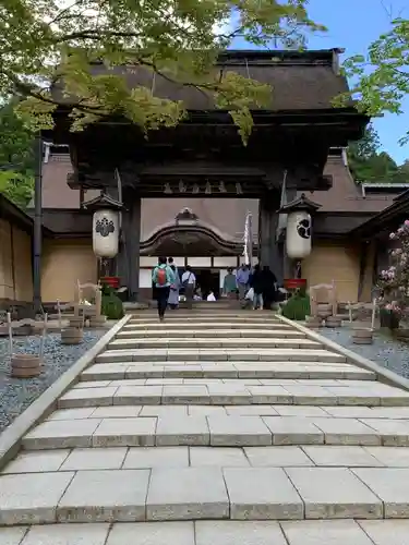 高野山金剛峯寺の山門