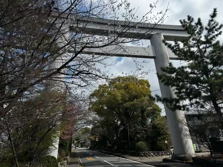 寒川神社の{uncategorized: "未分類", other: "その他", undefined: "問題あり", building: "その他建物", grave: "お墓", sacred_gate: "鳥居", guardian: "狛犬", statue: "像", buddha: "仏像", history: "歴史", nature: "自然", garden: "庭園", animal: "動物", pagoda: "塔", temizu: "手水舎", mountain_gate: "山門・神門", sanctuary: "本殿・本堂", subordinate: "末社・摂社", art: "芸術", scenery: "景色", jizo: "地蔵", ema: "絵馬", goshuin: "御朱印", omikuji: "おみくじ", items: "授与品その他", amulet: "お守り", goshuincho: "御朱印帳", eats: "食事", festival: "お祭り", votive_dance: "神楽", shichigosan: "七五三参", wedding: "結婚式", experience: "体験その他", initially: "初詣", around: "周辺", anti_infection: "感染症対策"}