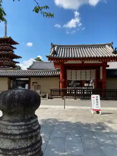 休ヶ岡八幡宮（薬師寺境内社）の山門