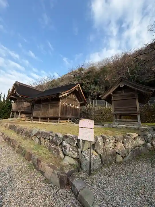 上宮(出雲大社摂社)の{uncategorized: "未分類", other: "その他", undefined: "問題あり", building: "その他建物", grave: "お墓", sacred_gate: "鳥居", guardian: "狛犬", statue: "像", buddha: "仏像", history: "歴史", nature: "自然", garden: "庭園", animal: "動物", pagoda: "塔", temizu: "手水舎", mountain_gate: "山門・神門", sanctuary: "本殿・本堂", subordinate: "末社・摂社", art: "芸術", scenery: "景色", jizo: "地蔵", ema: "絵馬", goshuin: "御朱印", omikuji: "おみくじ", items: "授与品その他", amulet: "お守り", goshuincho: "御朱印帳", eats: "食事", festival: "お祭り", votive_dance: "神楽", shichigosan: "七五三参", wedding: "結婚式", experience: "体験その他", initially: "初詣", around: "周辺", anti_infection: "感染症対策"}