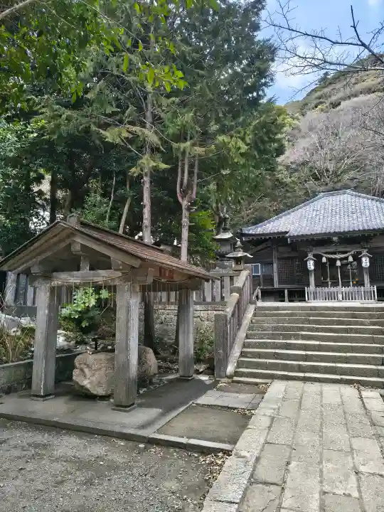 高來神社の{uncategorized: "未分類", other: "その他", undefined: "問題あり", building: "その他建物", grave: "お墓", sacred_gate: "鳥居", guardian: "狛犬", statue: "像", buddha: "仏像", history: "歴史", nature: "自然", garden: "庭園", animal: "動物", pagoda: "塔", temizu: "手水舎", mountain_gate: "山門・神門", sanctuary: "本殿・本堂", subordinate: "末社・摂社", art: "芸術", scenery: "景色", jizo: "地蔵", ema: "絵馬", goshuin: "御朱印", omikuji: "おみくじ", items: "授与品その他", amulet: "お守り", goshuincho: "御朱印帳", eats: "食事", festival: "お祭り", votive_dance: "神楽", shichigosan: "七五三参", wedding: "結婚式", experience: "体験その他", initially: "初詣", around: "周辺", anti_infection: "感染症対策"}