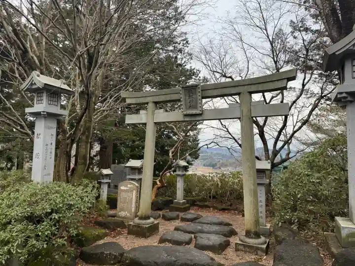 常陸国出雲大社の{uncategorized: "未分類", other: "その他", undefined: "問題あり", building: "その他建物", grave: "お墓", sacred_gate: "鳥居", guardian: "狛犬", statue: "像", buddha: "仏像", history: "歴史", nature: "自然", garden: "庭園", animal: "動物", pagoda: "塔", temizu: "手水舎", mountain_gate: "山門・神門", sanctuary: "本殿・本堂", subordinate: "末社・摂社", art: "芸術", scenery: "景色", jizo: "地蔵", ema: "絵馬", goshuin: "御朱印", omikuji: "おみくじ", items: "授与品その他", amulet: "お守り", goshuincho: "御朱印帳", eats: "食事", festival: "お祭り", votive_dance: "神楽", shichigosan: "七五三参", wedding: "結婚式", experience: "体験その他", initially: "初詣", around: "周辺", anti_infection: "感染症対策"}
