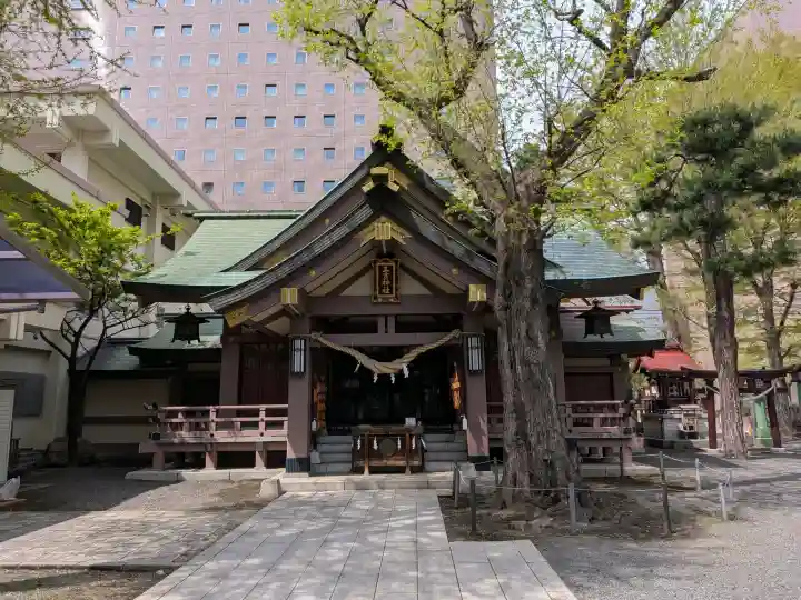 三吉神社の{uncategorized: "未分類", other: "その他", undefined: "問題あり", building: "その他建物", grave: "お墓", sacred_gate: "鳥居", guardian: "狛犬", statue: "像", buddha: "仏像", history: "歴史", nature: "自然", garden: "庭園", animal: "動物", pagoda: "塔", temizu: "手水舎", mountain_gate: "山門・神門", sanctuary: "本殿・本堂", subordinate: "末社・摂社", art: "芸術", scenery: "景色", jizo: "地蔵", ema: "絵馬", goshuin: "御朱印", omikuji: "おみくじ", items: "授与品その他", amulet: "お守り", goshuincho: "御朱印帳", eats: "食事", festival: "お祭り", votive_dance: "神楽", shichigosan: "七五三参", wedding: "結婚式", experience: "体験その他", initially: "初詣", around: "周辺", anti_infection: "感染症対策"}