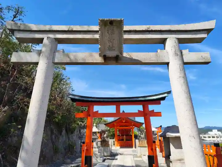 義照稲荷神社・稲荷命婦元宮(建勲神社末社)の{uncategorized: "未分類", other: "その他", undefined: "問題あり", building: "その他建物", grave: "お墓", sacred_gate: "鳥居", guardian: "狛犬", statue: "像", buddha: "仏像", history: "歴史", nature: "自然", garden: "庭園", animal: "動物", pagoda: "塔", temizu: "手水舎", mountain_gate: "山門・神門", sanctuary: "本殿・本堂", subordinate: "末社・摂社", art: "芸術", scenery: "景色", jizo: "地蔵", ema: "絵馬", goshuin: "御朱印", omikuji: "おみくじ", items: "授与品その他", amulet: "お守り", goshuincho: "御朱印帳", eats: "食事", festival: "お祭り", votive_dance: "神楽", shichigosan: "七五三参", wedding: "結婚式", experience: "体験その他", initially: "初詣", around: "周辺", anti_infection: "感染症対策"}