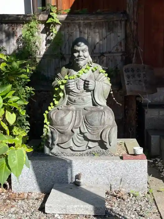 中央寺の像