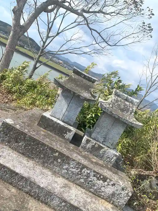 ポンポン山の祠の建物その他