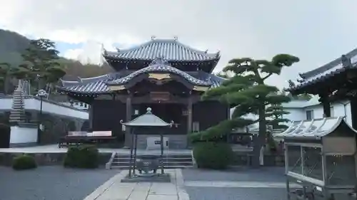 郷照寺の本殿・本堂