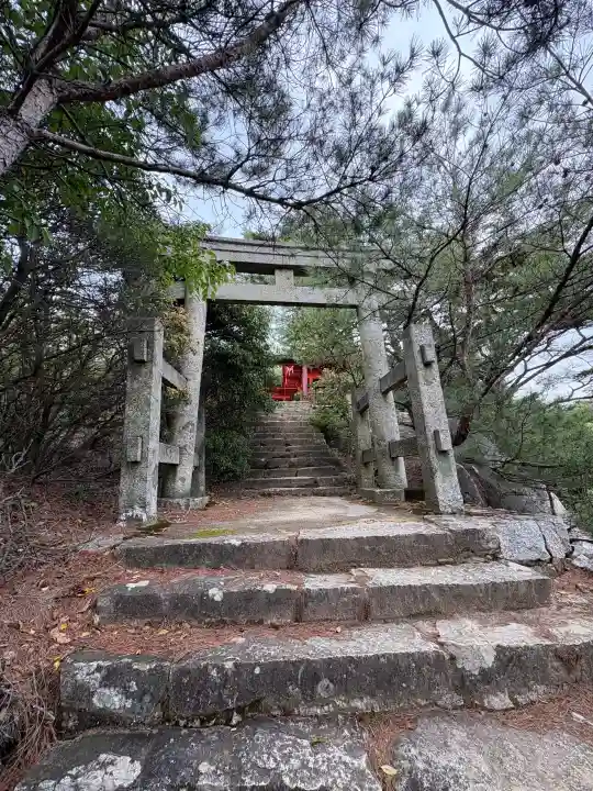 御山神社(厳島神社奧宮)の{uncategorized: "未分類", other: "その他", undefined: "問題あり", building: "その他建物", grave: "お墓", sacred_gate: "鳥居", guardian: "狛犬", statue: "像", buddha: "仏像", history: "歴史", nature: "自然", garden: "庭園", animal: "動物", pagoda: "塔", temizu: "手水舎", mountain_gate: "山門・神門", sanctuary: "本殿・本堂", subordinate: "末社・摂社", art: "芸術", scenery: "景色", jizo: "地蔵", ema: "絵馬", goshuin: "御朱印", omikuji: "おみくじ", items: "授与品その他", amulet: "お守り", goshuincho: "御朱印帳", eats: "食事", festival: "お祭り", votive_dance: "神楽", shichigosan: "七五三参", wedding: "結婚式", experience: "体験その他", initially: "初詣", around: "周辺", anti_infection: "感染症対策"}