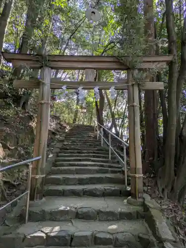 活日神社(大神神社摂社)の{uncategorized: "未分類", other: "その他", undefined: "問題あり", building: "その他建物", grave: "お墓", sacred_gate: "鳥居", guardian: "狛犬", statue: "像", buddha: "仏像", history: "歴史", nature: "自然", garden: "庭園", animal: "動物", pagoda: "塔", temizu: "手水舎", mountain_gate: "山門・神門", sanctuary: "本殿・本堂", subordinate: "末社・摂社", art: "芸術", scenery: "景色", jizo: "地蔵", ema: "絵馬", goshuin: "御朱印", omikuji: "おみくじ", items: "授与品その他", amulet: "お守り", goshuincho: "御朱印帳", eats: "食事", festival: "お祭り", votive_dance: "神楽", shichigosan: "七五三参", wedding: "結婚式", experience: "体験その他", initially: "初詣", around: "周辺", anti_infection: "感染症対策"}