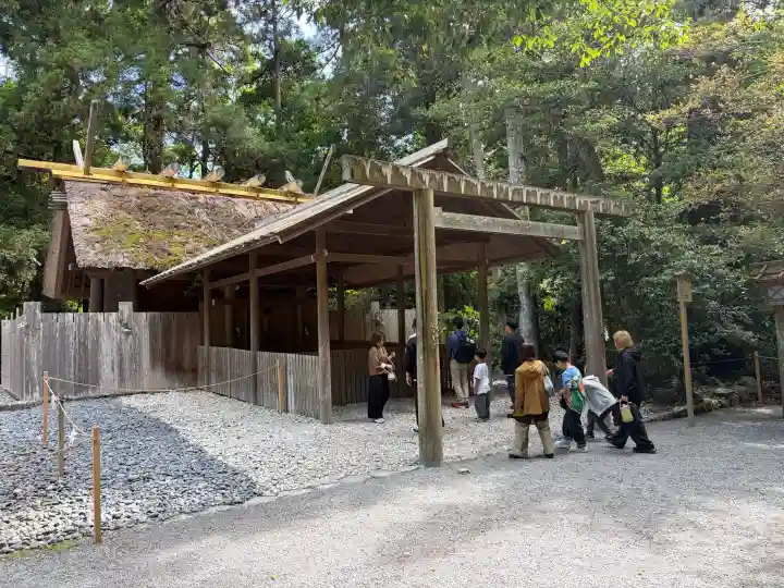 伊勢神宮外宮(豊受大神宮)の{uncategorized: "未分類", other: "その他", undefined: "問題あり", building: "その他建物", grave: "お墓", sacred_gate: "鳥居", guardian: "狛犬", statue: "像", buddha: "仏像", history: "歴史", nature: "自然", garden: "庭園", animal: "動物", pagoda: "塔", temizu: "手水舎", mountain_gate: "山門・神門", sanctuary: "本殿・本堂", subordinate: "末社・摂社", art: "芸術", scenery: "景色", jizo: "地蔵", ema: "絵馬", goshuin: "御朱印", omikuji: "おみくじ", items: "授与品その他", amulet: "お守り", goshuincho: "御朱印帳", eats: "食事", festival: "お祭り", votive_dance: "神楽", shichigosan: "七五三参", wedding: "結婚式", experience: "体験その他", initially: "初詣", around: "周辺", anti_infection: "感染症対策"}