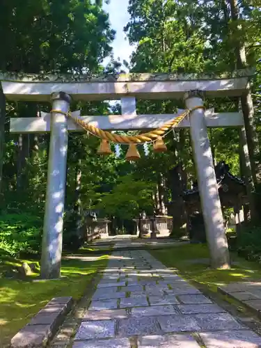 雄山神社中宮祈願殿の鳥居