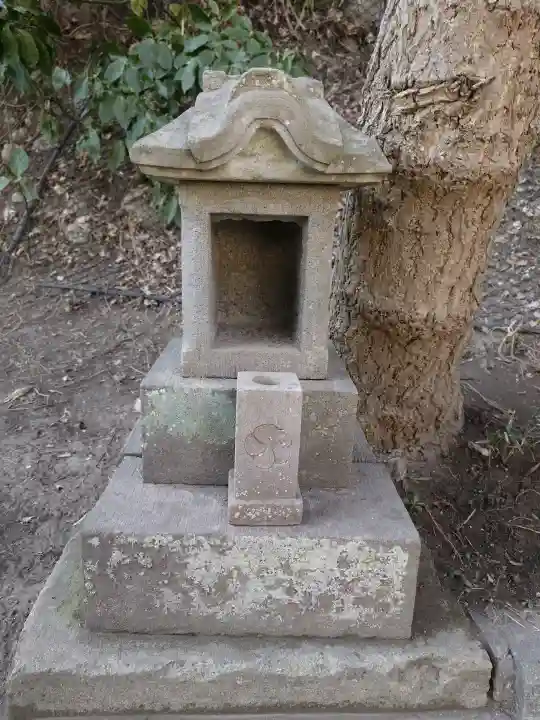 諏訪神社の{uncategorized: "未分類", other: "その他", undefined: "問題あり", building: "その他建物", grave: "お墓", sacred_gate: "鳥居", guardian: "狛犬", statue: "像", buddha: "仏像", history: "歴史", nature: "自然", garden: "庭園", animal: "動物", pagoda: "塔", temizu: "手水舎", mountain_gate: "山門・神門", sanctuary: "本殿・本堂", subordinate: "末社・摂社", art: "芸術", scenery: "景色", jizo: "地蔵", ema: "絵馬", goshuin: "御朱印", omikuji: "おみくじ", items: "授与品その他", amulet: "お守り", goshuincho: "御朱印帳", eats: "食事", festival: "お祭り", votive_dance: "神楽", shichigosan: "七五三参", wedding: "結婚式", experience: "体験その他", initially: "初詣", around: "周辺", anti_infection: "感染症対策"}