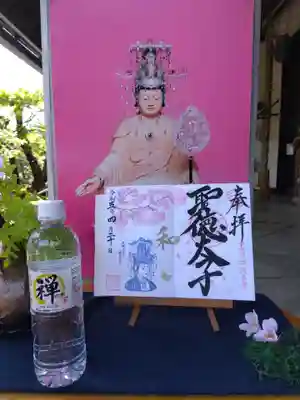撮影台でいただいたお水と一緒に