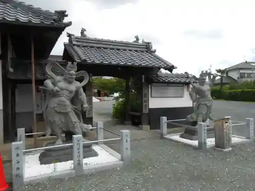 祇園山 徳城寺の山門