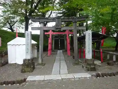鶴ケ城稲荷神社の鳥居