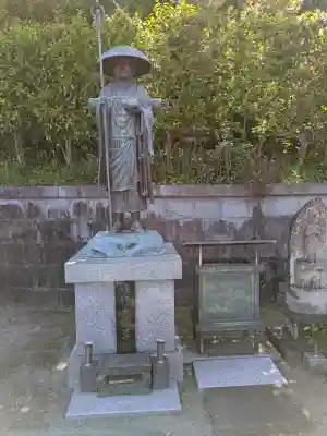 弘誓院の{uncategorized: "未分類", other: "その他", undefined: "問題あり", building: "その他建物", grave: "お墓", sacred_gate: "鳥居", guardian: "狛犬", statue: "像", buddha: "仏像", history: "歴史", nature: "自然", garden: "庭園", animal: "動物", pagoda: "塔", temizu: "手水舎", mountain_gate: "山門・神門", sanctuary: "本殿・本堂", subordinate: "末社・摂社", art: "芸術", scenery: "景色", jizo: "地蔵", ema: "絵馬", goshuin: "御朱印", omikuji: "おみくじ", items: "授与品その他", amulet: "お守り", goshuincho: "御朱印帳", eats: "食事", festival: "お祭り", votive_dance: "神楽", shichigosan: "七五三参", wedding: "結婚式", experience: "体験その他", initially: "初詣", around: "周辺", anti_infection: "感染症対策"}