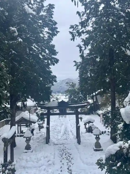 倭文神社の{uncategorized: "未分類", other: "その他", undefined: "問題あり", building: "その他建物", grave: "お墓", sacred_gate: "鳥居", guardian: "狛犬", statue: "像", buddha: "仏像", history: "歴史", nature: "自然", garden: "庭園", animal: "動物", pagoda: "塔", temizu: "手水舎", mountain_gate: "山門・神門", sanctuary: "本殿・本堂", subordinate: "末社・摂社", art: "芸術", scenery: "景色", jizo: "地蔵", ema: "絵馬", goshuin: "御朱印", omikuji: "おみくじ", items: "授与品その他", amulet: "お守り", goshuincho: "御朱印帳", eats: "食事", festival: "お祭り", votive_dance: "神楽", shichigosan: "七五三参", wedding: "結婚式", experience: "体験その他", initially: "初詣", around: "周辺", anti_infection: "感染症対策"}