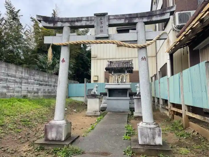三峯神社の{uncategorized: "未分類", other: "その他", undefined: "問題あり", building: "その他建物", grave: "お墓", sacred_gate: "鳥居", guardian: "狛犬", statue: "像", buddha: "仏像", history: "歴史", nature: "自然", garden: "庭園", animal: "動物", pagoda: "塔", temizu: "手水舎", mountain_gate: "山門・神門", sanctuary: "本殿・本堂", subordinate: "末社・摂社", art: "芸術", scenery: "景色", jizo: "地蔵", ema: "絵馬", goshuin: "御朱印", omikuji: "おみくじ", items: "授与品その他", amulet: "お守り", goshuincho: "御朱印帳", eats: "食事", festival: "お祭り", votive_dance: "神楽", shichigosan: "七五三参", wedding: "結婚式", experience: "体験その他", initially: "初詣", around: "周辺", anti_infection: "感染症対策"}