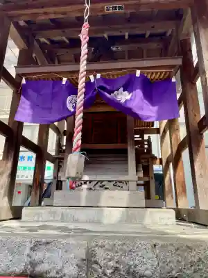 二ツ谷稲荷神社の{uncategorized: "未分類", other: "その他", undefined: "問題あり", building: "その他建物", grave: "お墓", sacred_gate: "鳥居", guardian: "狛犬", statue: "像", buddha: "仏像", history: "歴史", nature: "自然", garden: "庭園", animal: "動物", pagoda: "塔", temizu: "手水舎", mountain_gate: "山門・神門", sanctuary: "本殿・本堂", subordinate: "末社・摂社", art: "芸術", scenery: "景色", jizo: "地蔵", ema: "絵馬", goshuin: "御朱印", omikuji: "おみくじ", items: "授与品その他", amulet: "お守り", goshuincho: "御朱印帳", eats: "食事", festival: "お祭り", votive_dance: "神楽", shichigosan: "七五三参", wedding: "結婚式", experience: "体験その他", initially: "初詣", around: "周辺", anti_infection: "感染症対策"}