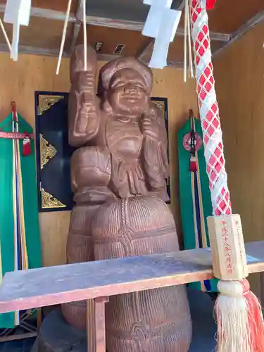 須賀神社の像