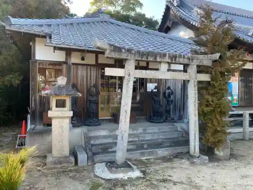 八幡寺の{uncategorized: "未分類", other: "その他", undefined: "問題あり", building: "その他建物", grave: "お墓", sacred_gate: "鳥居", guardian: "狛犬", statue: "像", buddha: "仏像", history: "歴史", nature: "自然", garden: "庭園", animal: "動物", pagoda: "塔", temizu: "手水舎", mountain_gate: "山門・神門", sanctuary: "本殿・本堂", subordinate: "末社・摂社", art: "芸術", scenery: "景色", jizo: "地蔵", ema: "絵馬", goshuin: "御朱印", omikuji: "おみくじ", items: "授与品その他", amulet: "お守り", goshuincho: "御朱印帳", eats: "食事", festival: "お祭り", votive_dance: "神楽", shichigosan: "七五三参", wedding: "結婚式", experience: "体験その他", initially: "初詣", around: "周辺", anti_infection: "感染症対策"}