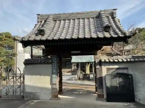 泉蔵寺の山門