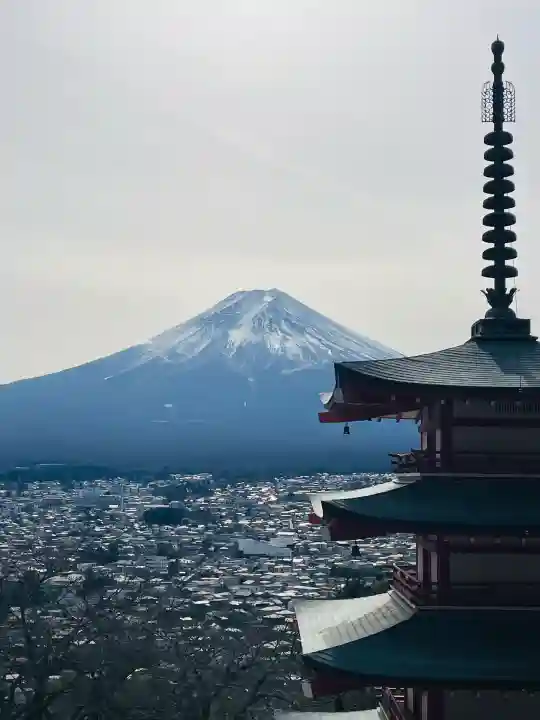 新倉富士浅間神社の{uncategorized: "未分類", other: "その他", undefined: "問題あり", building: "その他建物", grave: "お墓", sacred_gate: "鳥居", guardian: "狛犬", statue: "像", buddha: "仏像", history: "歴史", nature: "自然", garden: "庭園", animal: "動物", pagoda: "塔", temizu: "手水舎", mountain_gate: "山門・神門", sanctuary: "本殿・本堂", subordinate: "末社・摂社", art: "芸術", scenery: "景色", jizo: "地蔵", ema: "絵馬", goshuin: "御朱印", omikuji: "おみくじ", items: "授与品その他", amulet: "お守り", goshuincho: "御朱印帳", eats: "食事", festival: "お祭り", votive_dance: "神楽", shichigosan: "七五三参", wedding: "結婚式", experience: "体験その他", initially: "初詣", around: "周辺", anti_infection: "感染症対策"}