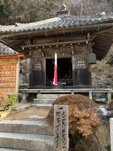 観音正寺の{uncategorized: "未分類", other: "その他", undefined: "問題あり", building: "その他建物", grave: "お墓", sacred_gate: "鳥居", guardian: "狛犬", statue: "像", buddha: "仏像", history: "歴史", nature: "自然", garden: "庭園", animal: "動物", pagoda: "塔", temizu: "手水舎", mountain_gate: "山門・神門", sanctuary: "本殿・本堂", subordinate: "末社・摂社", art: "芸術", scenery: "景色", jizo: "地蔵", ema: "絵馬", goshuin: "御朱印", omikuji: "おみくじ", items: "授与品その他", amulet: "お守り", goshuincho: "御朱印帳", eats: "食事", festival: "お祭り", votive_dance: "神楽", shichigosan: "七五三参", wedding: "結婚式", experience: "体験その他", initially: "初詣", around: "周辺", anti_infection: "感染症対策"}