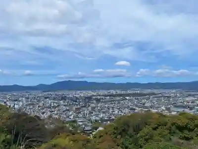 将軍塚青龍殿（青蓮院門跡）の{uncategorized: "未分類", other: "その他", undefined: "問題あり", building: "その他建物", grave: "お墓", sacred_gate: "鳥居", guardian: "狛犬", statue: "像", buddha: "仏像", history: "歴史", nature: "自然", garden: "庭園", animal: "動物", pagoda: "塔", temizu: "手水舎", mountain_gate: "山門・神門", sanctuary: "本殿・本堂", subordinate: "末社・摂社", art: "芸術", scenery: "景色", jizo: "地蔵", ema: "絵馬", goshuin: "御朱印", omikuji: "おみくじ", items: "授与品その他", amulet: "お守り", goshuincho: "御朱印帳", eats: "食事", festival: "お祭り", votive_dance: "神楽", shichigosan: "七五三参", wedding: "結婚式", experience: "体験その他", initially: "初詣", around: "周辺", anti_infection: "感染症対策"}