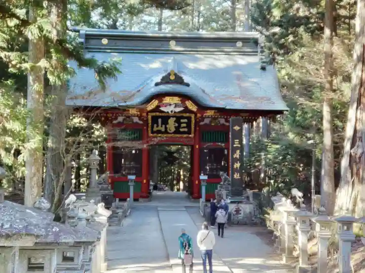 三峯神社の山門・神門