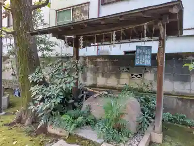 於岩稲荷田宮神社の手水舎